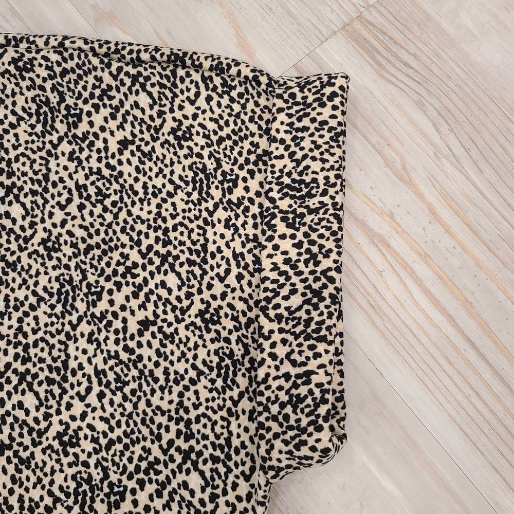 Melloday Animal Print Short Sleeved Blouse Size Medium 1/4 Zip Back - Picture 5 of 7